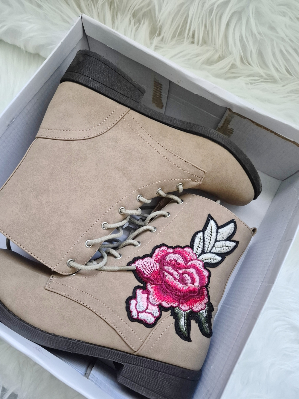 Beige Floral Embroidered Lace-Up Ankle Boots - Red Rose Accent Sz 6 - Picture 2 of 6